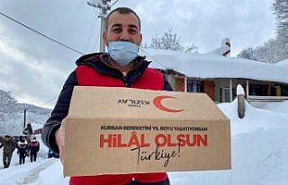 Türk Kızılay ekipleri karlı yolları aşıp yardım...