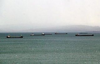 Yük gemileri kuvvetli rüzgar nedeniyle Sinop doğal...