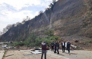 Ardeşen-Çamlıhemşin kara yolu heyelan nedeniyle...