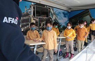 Bolu'da öğrenciler deprem bilincini eğitim tırında...