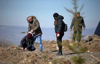 Çorum'da şehit aileleri ve gaziler soğuğa aldırmadan...