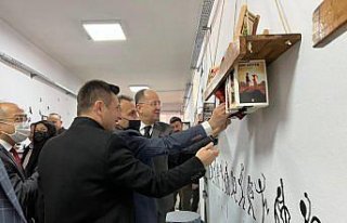 Düzce'de kursiyerler atık malzemelerden kütüphane...