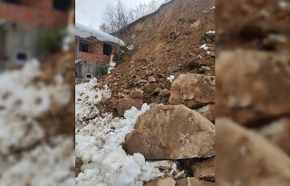 Espiye'de meydana gelen heyelanda bir ev hasar gördü