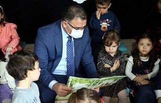 Minikler kendileri için tasarlanan kütüphaneyi...