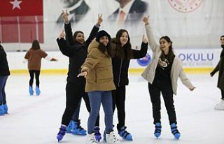 Samsun'da üniversiteli gençler buz pateni ile...