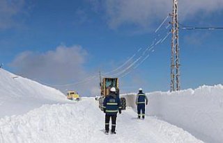 Tokat'ta enerji timlerinin 2 metrelik karda zorlu...