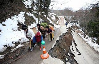 Trabzon'da su hattının geçtiği grup yolunda toprak...
