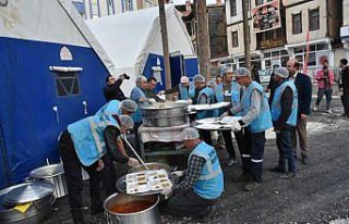 Boyabat Belediyesi iki çadırda iftar yemeği veriyor
