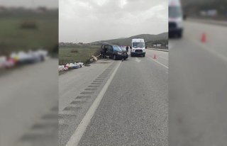 Çorum'da refüje çarpan otomobildeki 1 kişi öldü,...