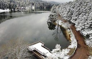 Gölcük ve Abant tabiat parkları nisanda karla kaplandı