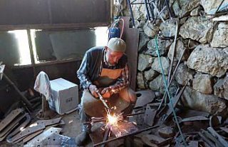 Emektar demir ustası mütevazı atölyesinde 68 yıldır...