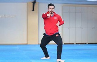 İşitme engelli karateci Sabri Kıroğlu, kazandığı...