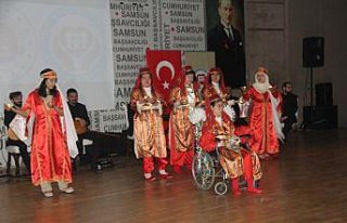 Özel öğrenciler halk oyunları gösterisi sunup...