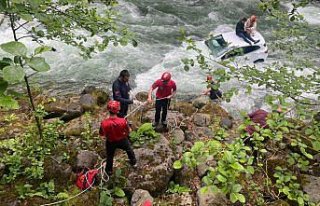 Rize'de dereye düşen otomobildeki çift, aracın...
