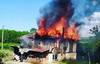 Ünye'de iki katlı ev yandı