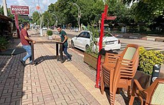 Bartın'da selin yaşandığı caddede temizlik çalışmaları...