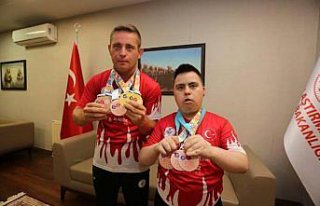 Çekya'da madalya kazanan özel sporcular Samsun'a...