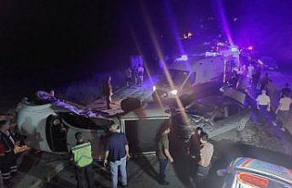 Kastamonu'da kamyonetle otomobil çarpıştı, 3 kişi...