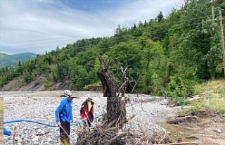 Kastamonu'da sele kapılan genci arama çalışmaları...