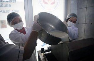 Lise öğrencileri okuldaki süt ürünleri üretim...