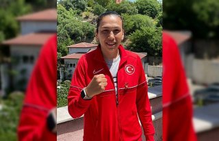 Milli boksör Elif Güneri'den gençlere çok çalışmaları...