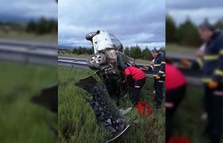 Otoyolda takla atan otomobildeki 3 kişi yaralandı