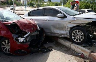 Tokat'ta 2 otomobilin çarpıştığı kazada 4 kişi...