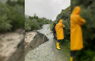 Tosya'da sel nedeniyle köy yolu ulaşıma kapandı
