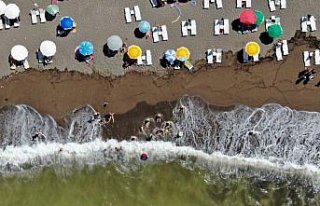 Akçakoca'da sıcak havadan bunalanlar denizde serinlemeye...