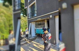 Bartın'da minibüsün evin bodrum katına girdiği...