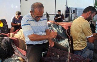 Gündüz balık ağı örüyor akşam maratona hazırlanıyor