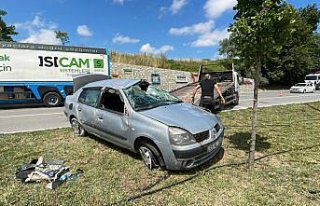Samsun'da refüje devrilen otomobildeki 2 kişi...