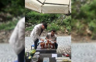 Trabzon'da turizm bölgelerinde bal satışı yapan...