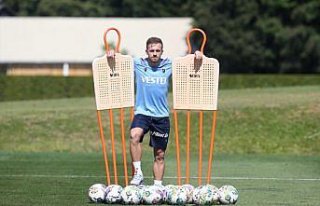 Trabzonsporlu futbolcu Visca, Slovenya kampında açıklamalarda...