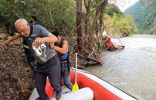Melen Çayı'na devrilen otomobilin sürücüsünü...