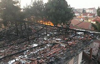 Merzifon'da bir okulun çatısında çıkan yangın...