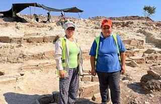 Muğla'da maden sahasındaki tarihi alanda yöre kadınları...