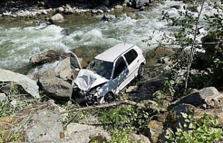 Rize'de dere yatağına düşen otomobildeki 3 kişi...