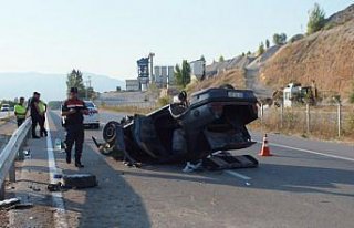 Tokat'ta devrilen otomobildeki 5 kişi yaralandı