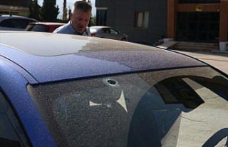 Tokat'ta otomobilin ön camına yorgun mermi isabet...