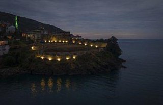 Trabzon'da denize hakim noktadaki Akçakale ışıklandırıldı