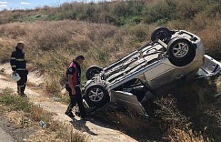 Amasya’da devrilen otomobilin sürücüsü yaralandı