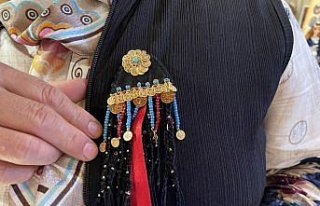 Geleneksel Tosya fesini minyatür hale getirip broş...