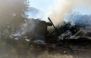 Karabük'te çıkan yangında samanlık hasar...