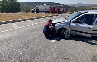 Merzifon'da bariyere çarpan otomobilin sürücüsü...