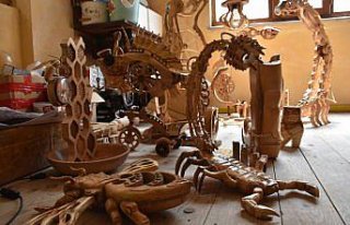 Trabzonlu elektrik ustası ağaç parçalarını adeta...