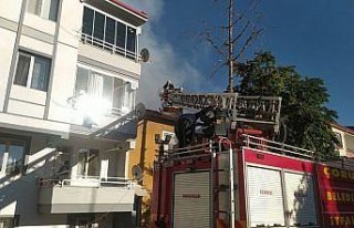 Çorum'da bir binanın çatısında çıkan yangın...