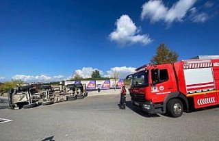 Düzce'de yol dolgu malzemesi yüklü kamyon...