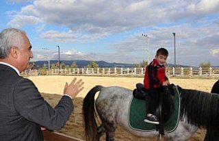 Kastamonu'da engelli çocuklar atlı terapi ile...