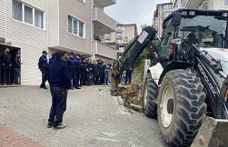 Yıkım için yapılacak yolun binalarına zarar vereceğinden...